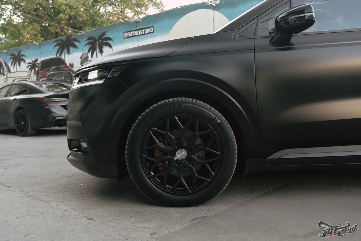 Большой проект для семейного автомобиля Kia Carnival, часть 2: оклейка матовым полиуретаном, цветные ремни, перетяжка руля, антихром, окрас суппортов, детейлинг